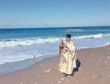 Μεσσηνία: Δεν βρέθηκε ένας... γενναίος να πιάσει το σταυρό - Τι έκανε ο ιερέας